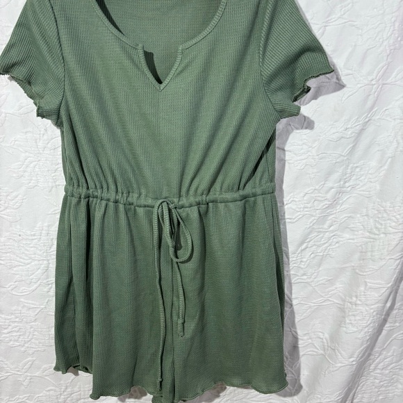Green Romper With Drawstring 🍁 - Picture 3 of 3